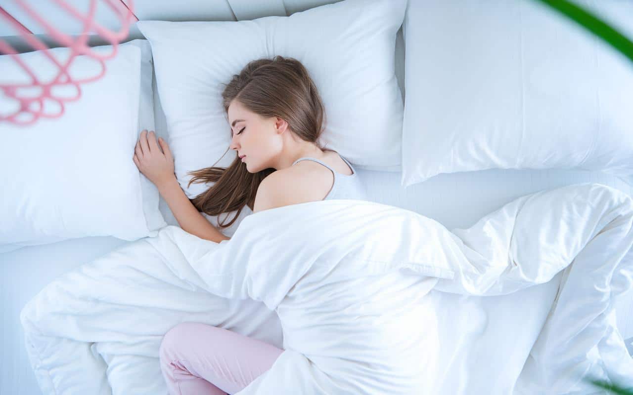 Ecco perché non bisogna assolutamente dormire in questa posizione