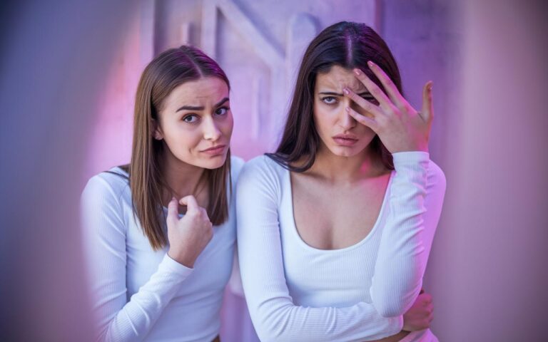 Gli psicologi sono categorici: diffidate di questo tipo di amico, “vi vogliono più male dei vostri nemici”