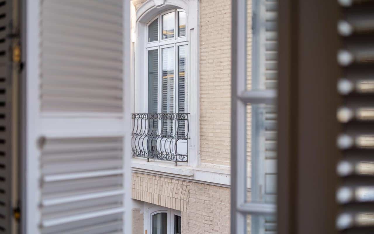 In inverno, bisogna chiudere le persiane e le tende durante il giorno per mantenere il calore in casa?