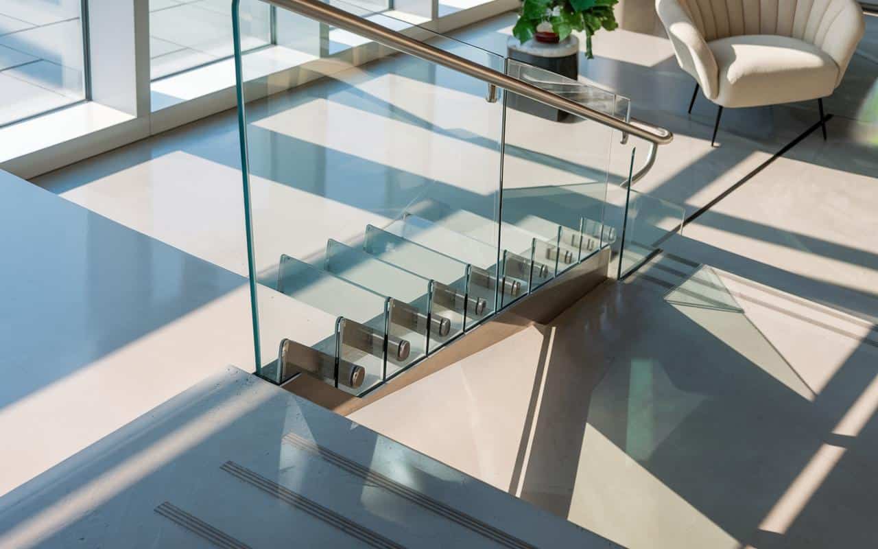 Nessuno vuole più un soppalco aperto: la soluzione luminosa degli architetti che spopola negli interni alla moda