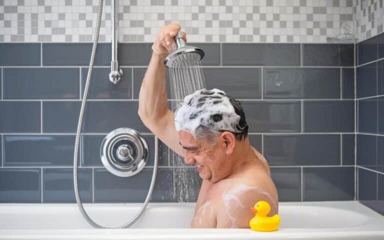 Quanto spesso gli over 65 dovrebbero fare la doccia? Rispondono gli esperti