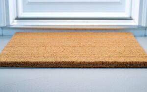 Basta lo zerbino all’ingresso, antiquato e polveroso, ecco l’alternativa apprezzata dai decoratori