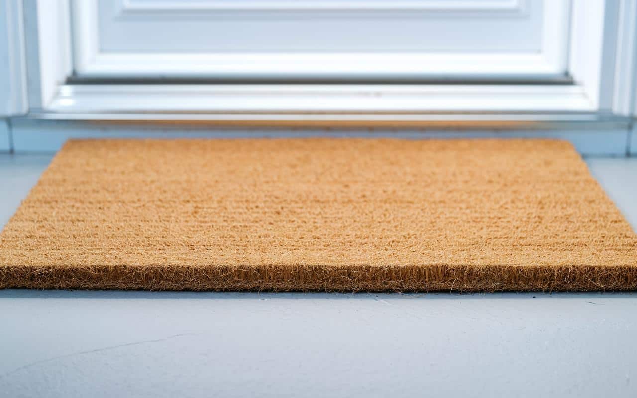 Basta lo zerbino all'ingresso, antiquato e polveroso, ecco l'alternativa apprezzata dai decoratori